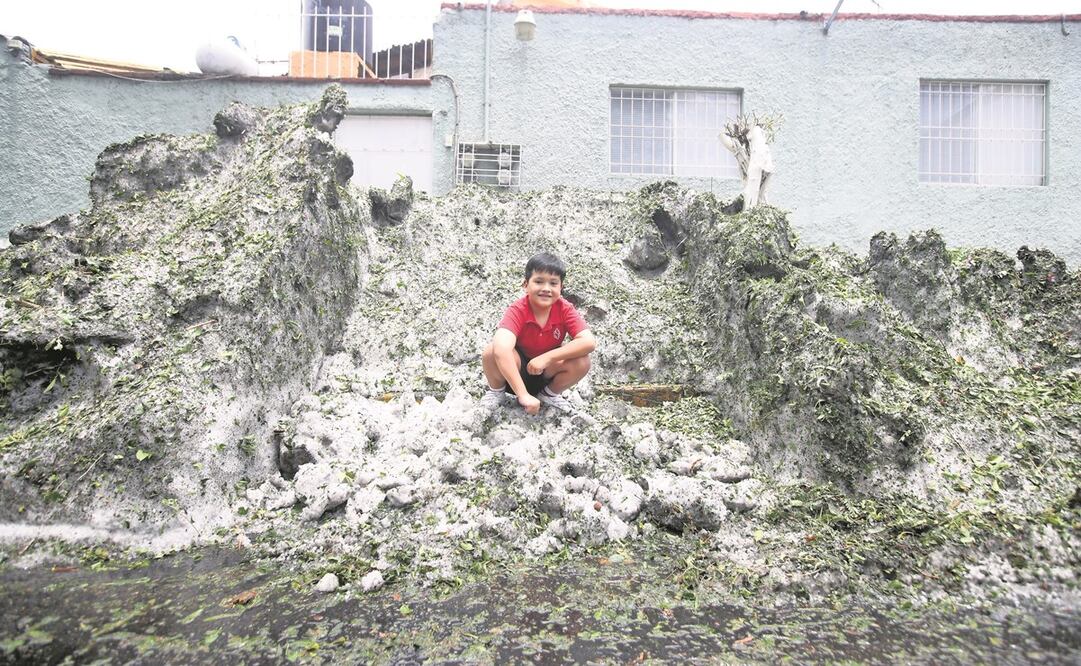 Bruno aprovechó la montaña de granizo que formaron los vecinos en la banqueta de la calle Santa Lucía, esquina Juan Cousin, en Álvaro Obregón, para escalarla y jugar sobre ella. Foto: Valente Rosas/ EL UNIVERSAL