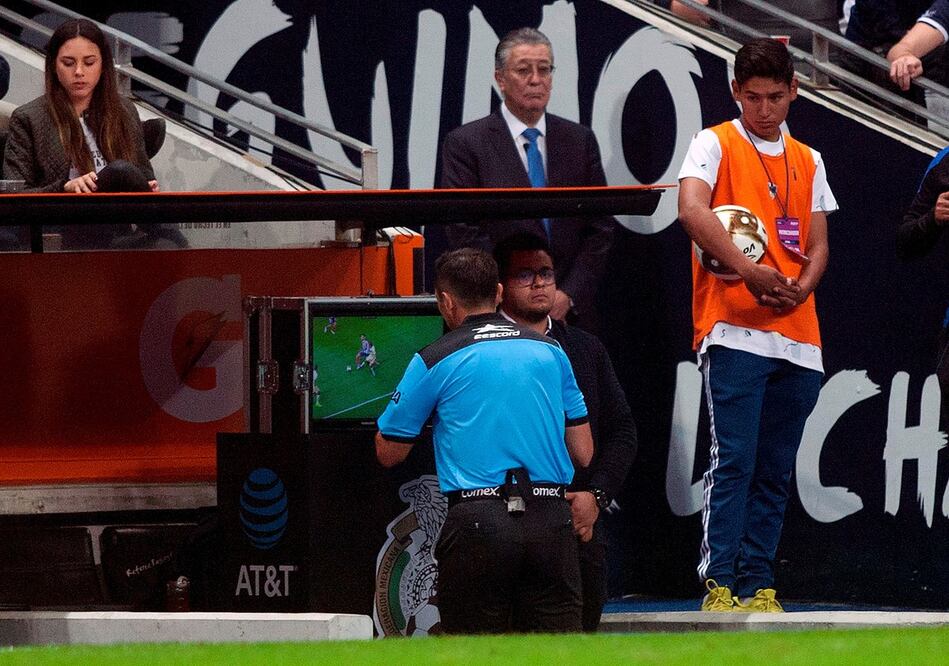 Esto ocurrió después de que Luis Santander, el árbitro central del encuentro, no sancionara un penal a favor de las águilas a pesar del forcejeo entre Henry Martín y Sebastián Olmedo.
Foto: Producción El Universal Puebla