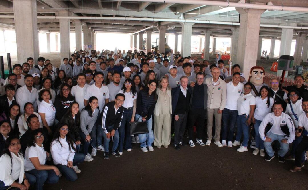 Entregan paquetes de bienvenida a las y los jóvenes | Foto: Gobierno de Puebla.