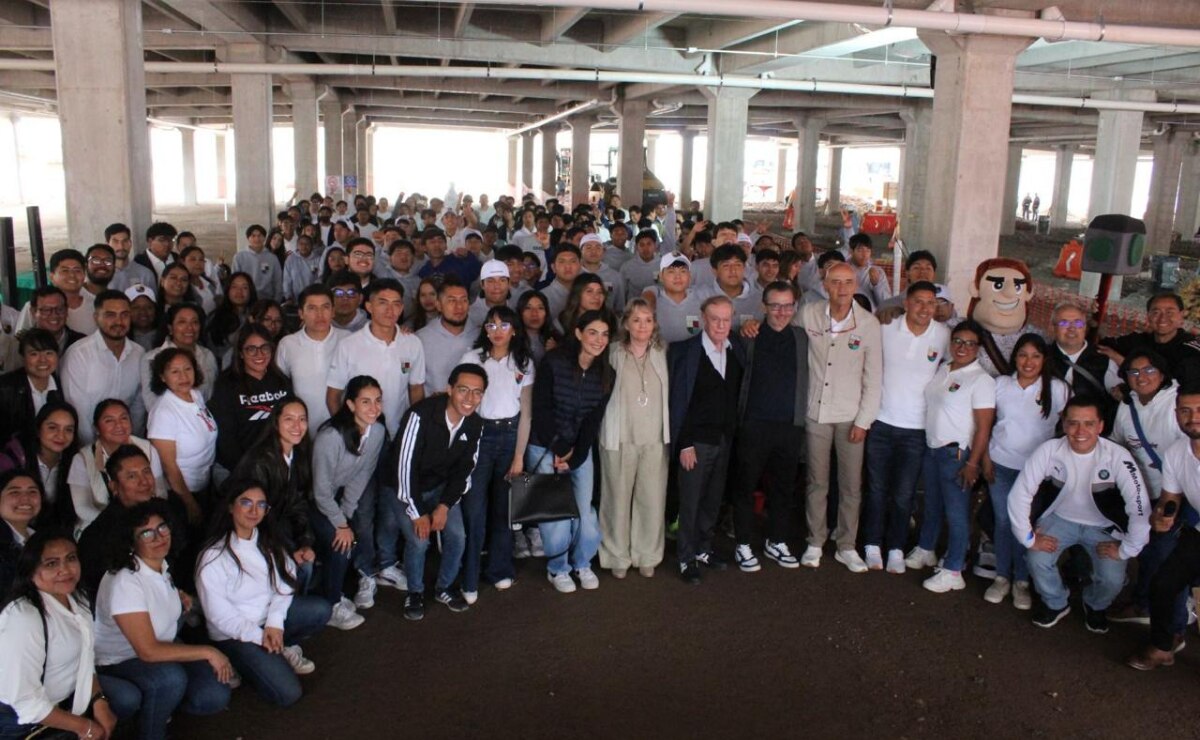 José Ramón Fernández visita la Universidad del Deporte en Puebla