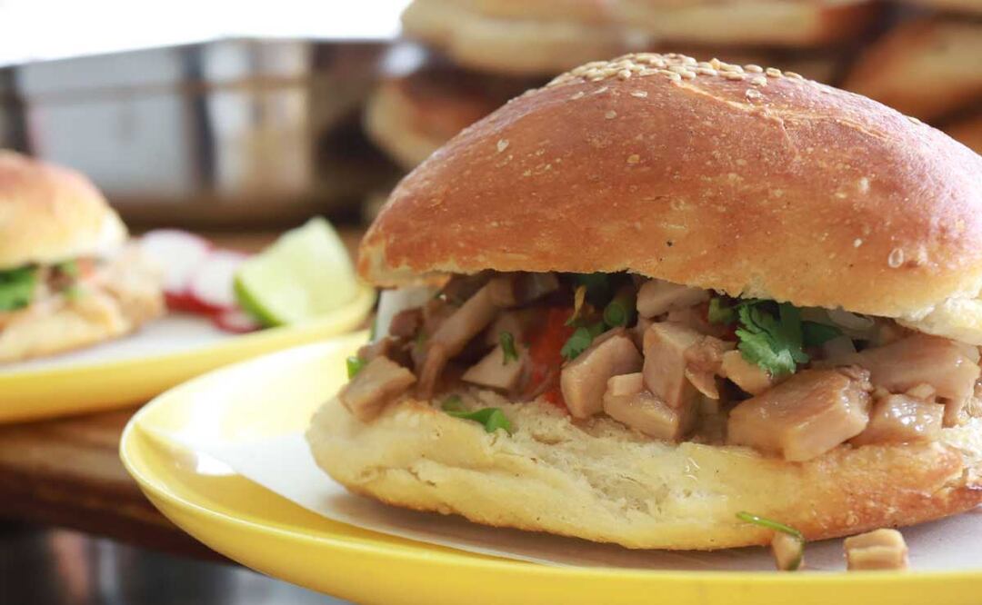 Las cemitas de cabeza son tan demandadas que hasta en Internet proliferan recetas para hacerlas | Foto: Agencia Es Imagen para El Universal Puebla