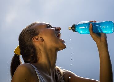 ¡Ojo! ¿Pueden las bebidas hidratantes afectar al organismo? Esto dicen especialistas