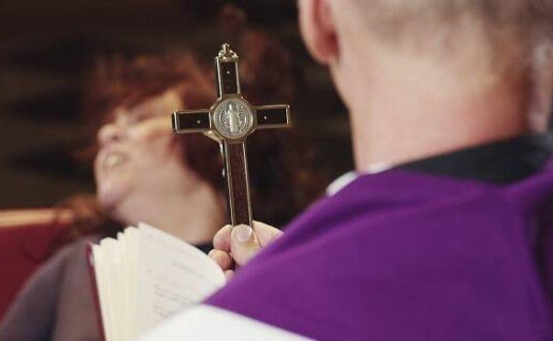 En el mundo existen alrededor de 905 sacerdotes capacitados para realizar exorcismos | Foto: Freepik