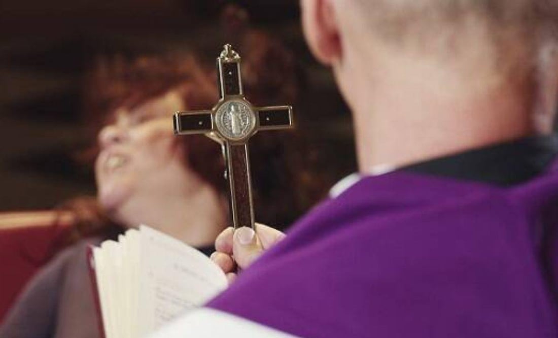 En el mundo existen alrededor de 905 sacerdotes capacitados para realizar exorcismos | Foto: Freepik