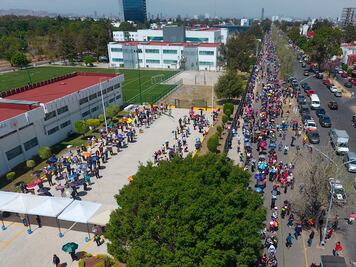 Caos y aglomeraciones en el primer día de vacunación en la ciudad de Puebla