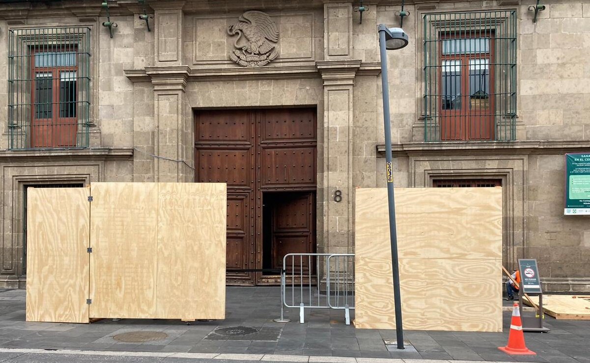 ¡Qué barato! Gastan 1 millón de pesos para arreglar portón por donde sale AMLO