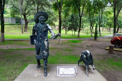 ¿Por qué hay una estatua de una vendedora de periódicos y su perro en Tlaxcala? Aquí está la historia