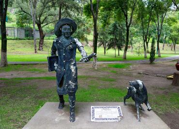 ¿Por qué hay una estatua de una vendedora de periódicos y su perro en Tlaxcala? Aquí está la historia