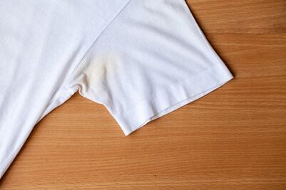 ¿Cómo quitar las manchas amarillas de la ropa blanca? Este es el remedio casero que te servirá