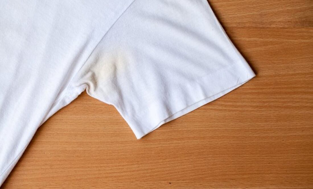 Es bien conocido que factores como el sudor, la exposición al sol, el paso del tiempo o los accidentes con líquidos pueden dejar esas molestas manchas amarillas en la ropa.
Foto: Producción El Universal Puebla