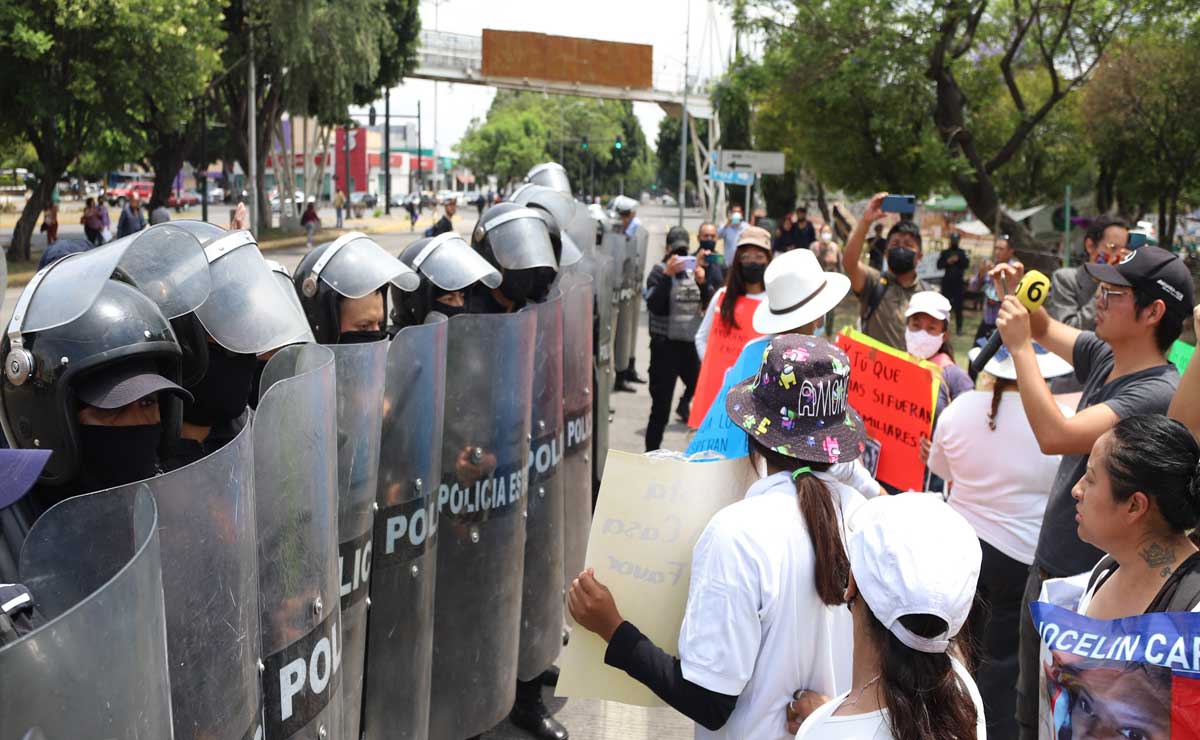 Granaderos retiran de FGE a familiares de pareja desaparecida en La Cuchilla
