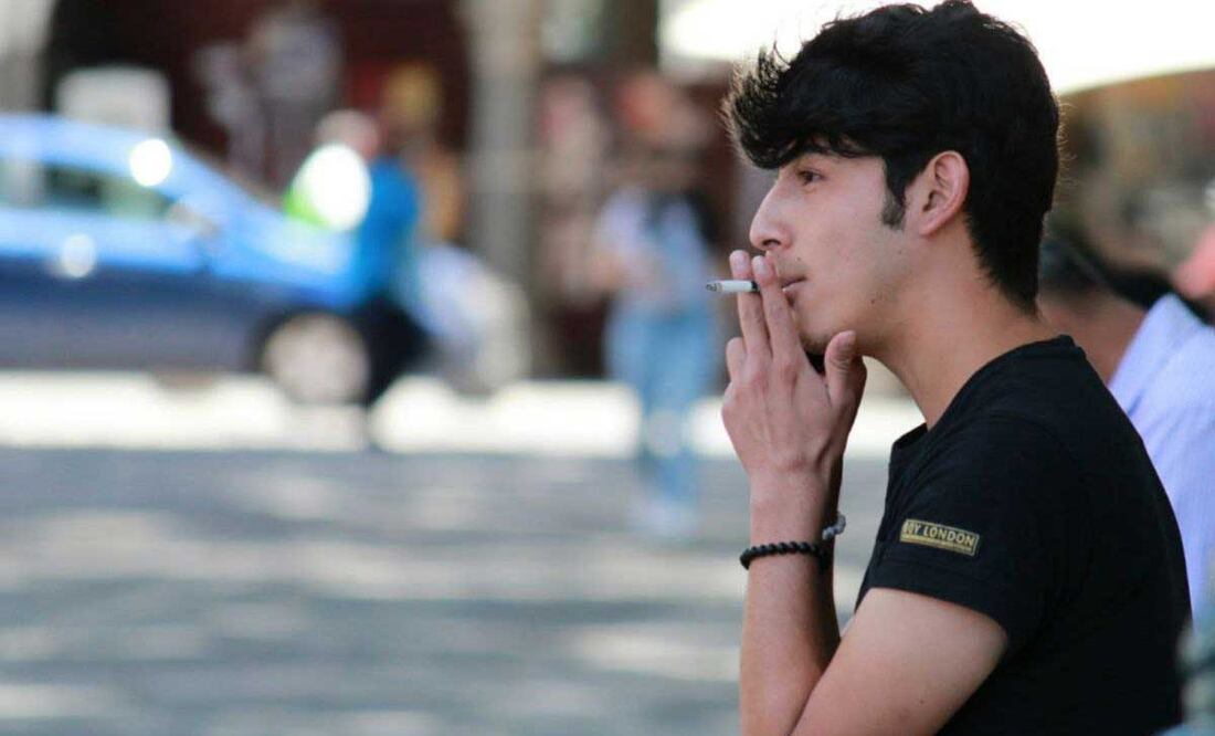 Las restricciones no han evitado que más jóvenes se sumen a la lista de fumadores | Foto: Agencia Es Imagen para El Universal Puebla