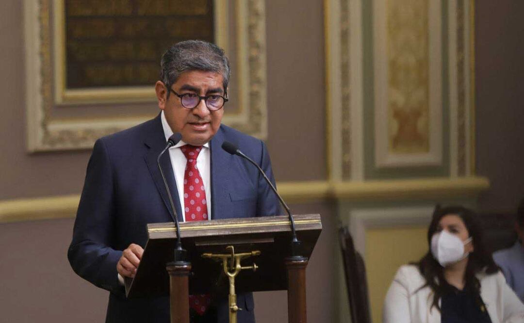 El titular de la SEP, José Luis Sorcia, compareció ante el pleno del Congreso de Puebla | Foto: Agencia Es Imagen para El Universal Puebla