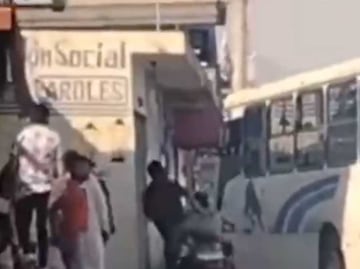 VIDEO. Sujetos armados balean camión con pasajeros en Amozoc