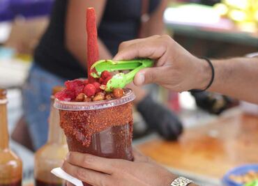 Prolifera venta de micheladas frente a universidades en Puebla