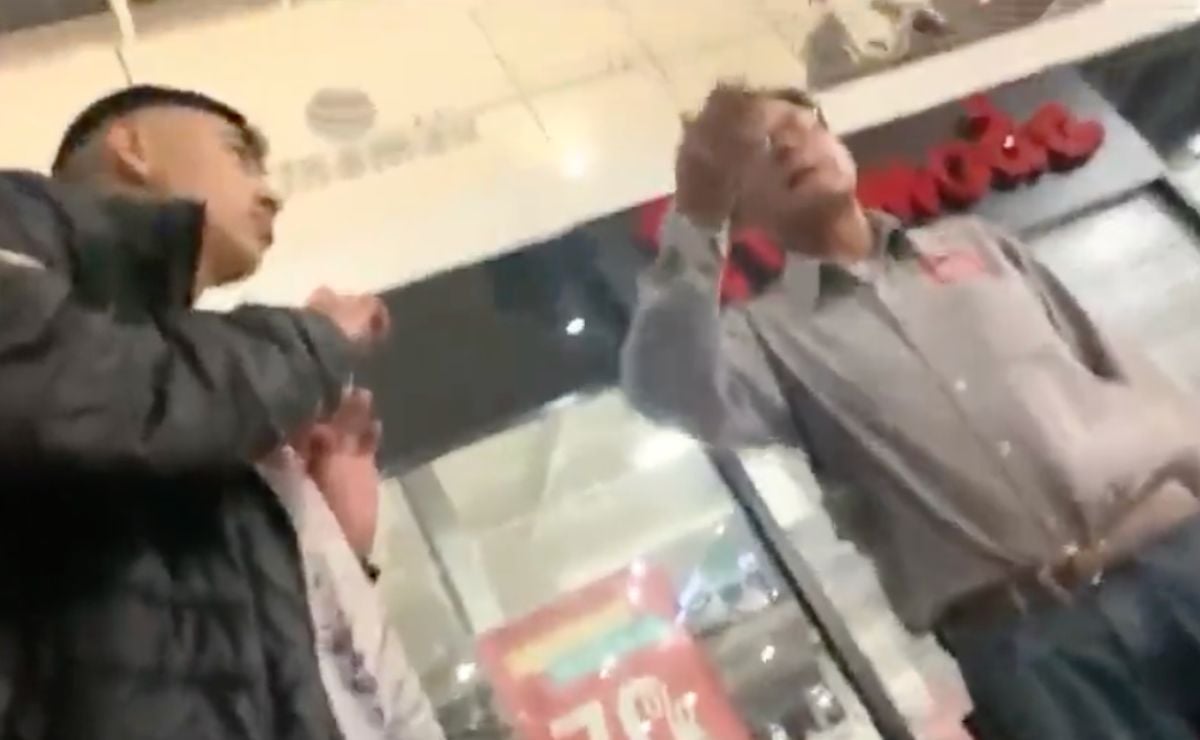 VIDEO. Corren a dos gays de plaza comercial en Puebla por dar "mala imagen"