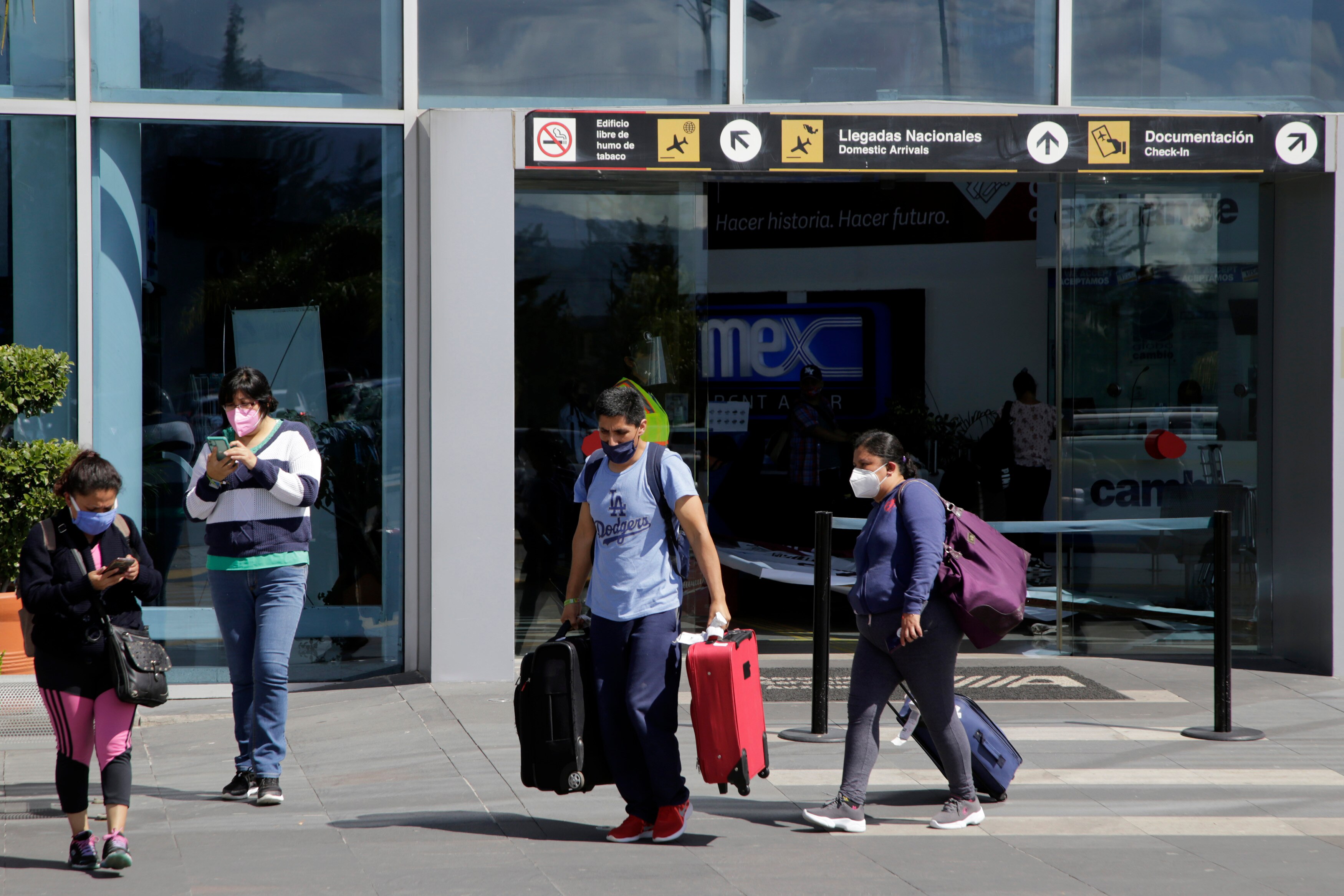Sigue en aumento el número de poblanos viajeros en tercera ola de Covid