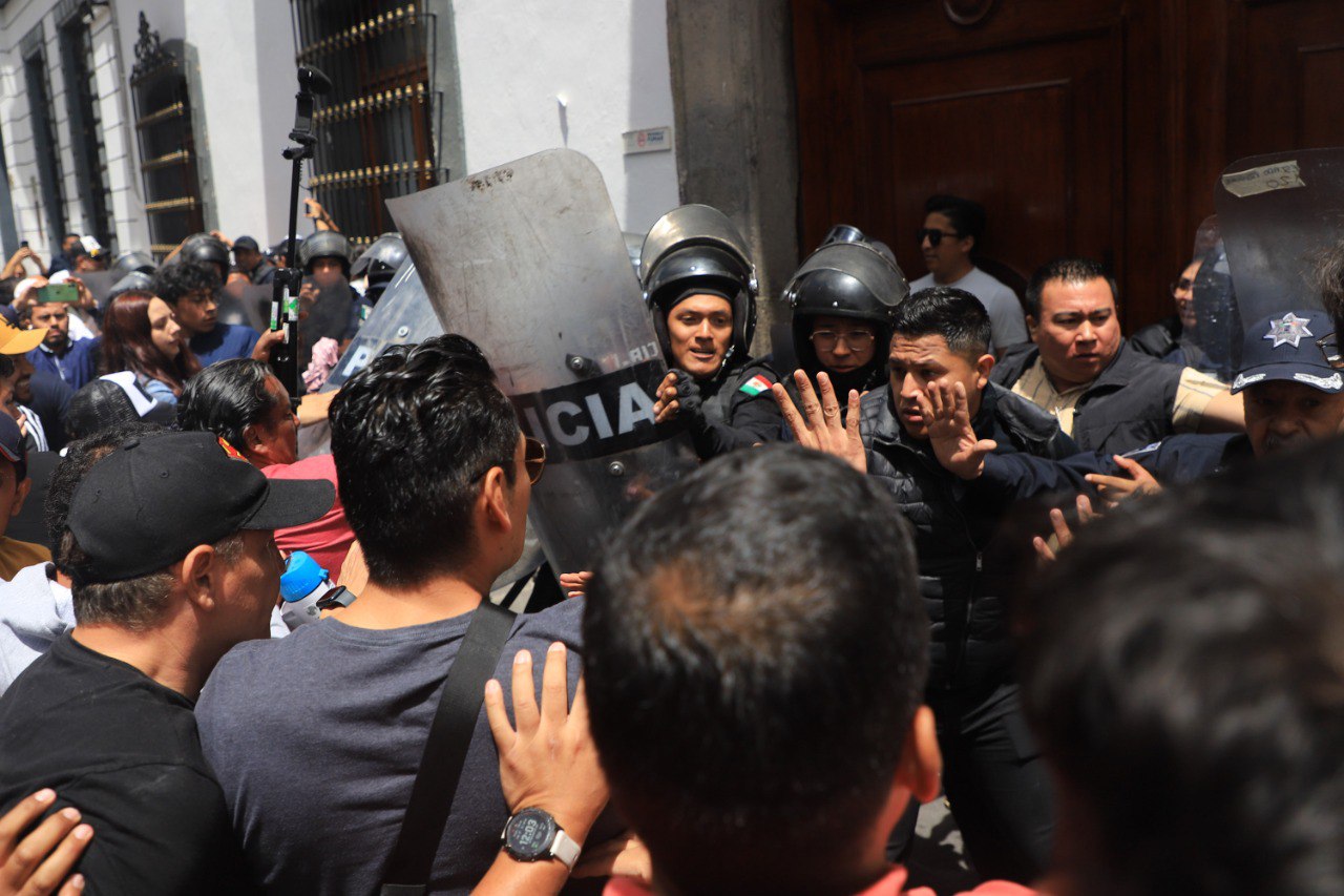Opositores a la reforma del Poder Judicial intentan ingresar al Congreso de Puebla  | EsImagen