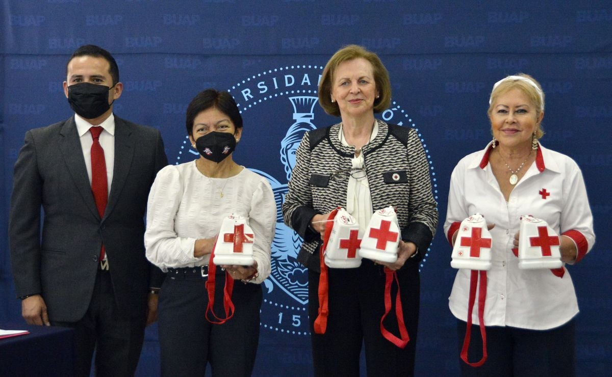 Se entregaron donativos de la BUAP a la Cruz Roja