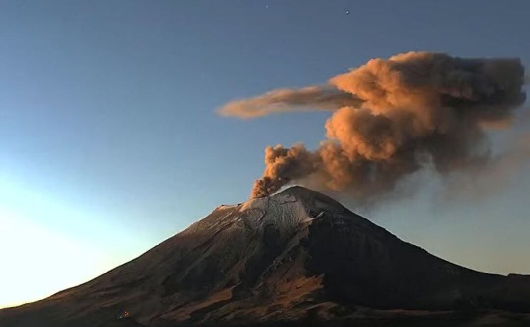 El Volcán Popocatépetl despertó a los poblanos con explosiones y fumarolas | Foto: WebCams de México
