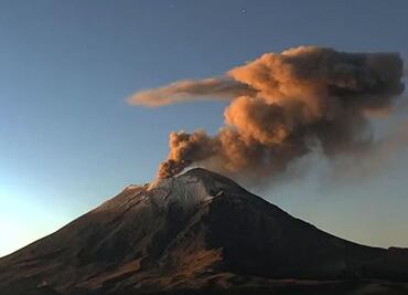 VIDEO. Volcán Popocatépetl despierta con impresionantes explosiones y fumarola