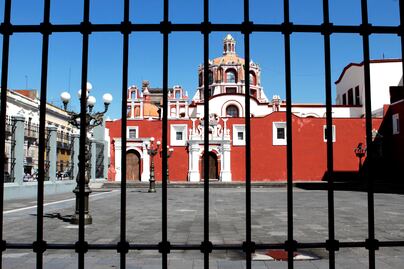 Placas que hay en edificios antiguos de Puebla revelan crímenes de amor, decapitados, fugas y otros secretos