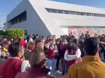 Maestros de Puebla exigen bonos, Barbosa descarta pagarles estímulos