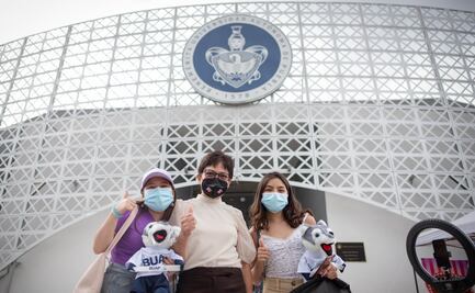 Lilia Cedillo supervisa el proceso de inscripción para estudiantes de nivel medio superior