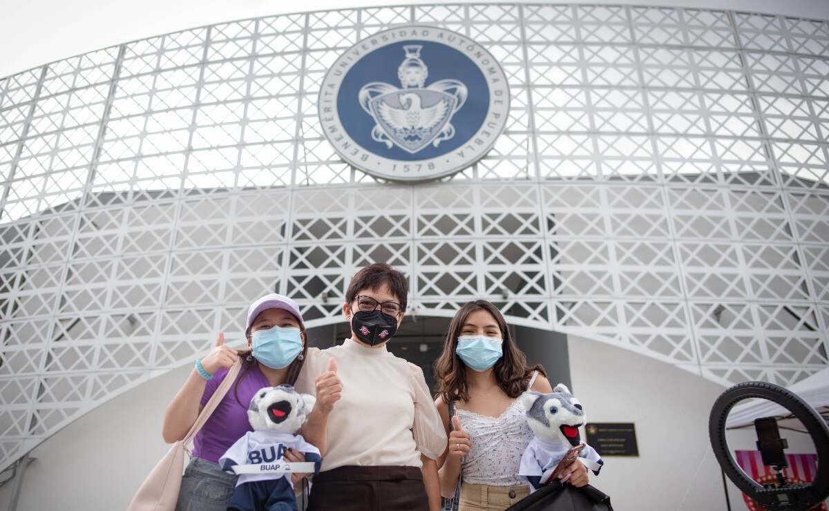 Lilia Cedillo supervisa el proceso de inscripción para estudiantes de nivel medio superior