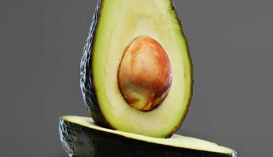 Esta fruta, muy popular en México, especialmente en el guacamole, ayuda a mantener la piel flexible y saludable, dándole una textura tersa y fresca. Además, el aguacate es un excelente hidratante, ya que nutre profundamente la piel.

Foto: Producción El Universal Puebla
