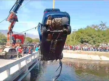 Cae auto al canal de Valsequillo con cinco pasajeros a bordo
