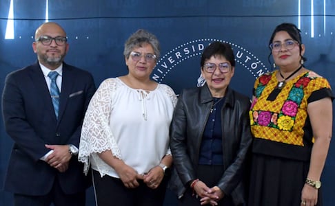 Lilia Cedillo toma protesta a nueva directora de preparatoria Benito Juárez de la BUAP