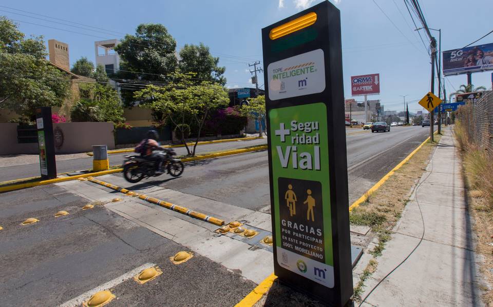 A diferencia de los topes tradicionales, el tope inteligente utiliza tecnología avanzada para medir la velocidad de los automóviles y activar mecanismos para frenar a los conductores que superen el límite permitido. 


Foto: Producción El Universal Puebla