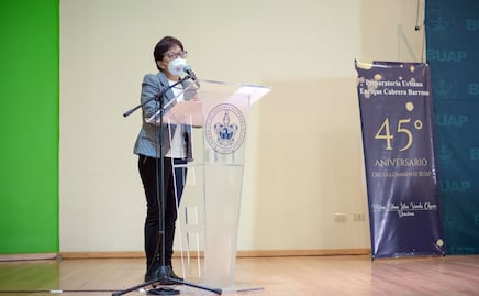 Lilia Cedillo imparte conferencia sobre la historia de la universidad pública y la BUAP