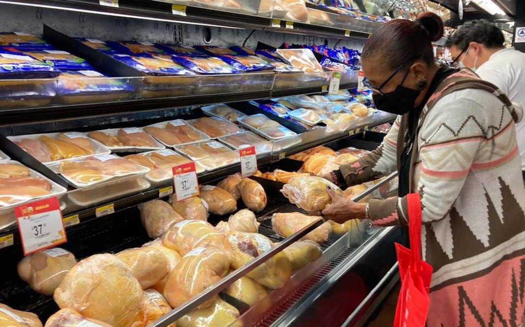 La Procuraduría Federal del Consumidor (Profeco) ha dado nueva información a los compradores, esta vez revelando información preocupante sobre los nuggets de pollo. 

Foto: Producción El Universal Puebla