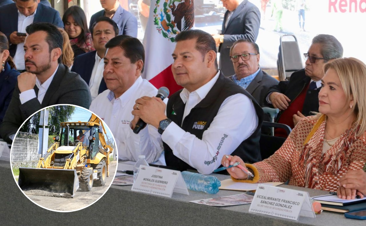 El gobernador Alejandro Armenta señaló que las obras de pavimentación se ejecutan a un 60 por ciento de ahorro, gracias a los insumos donados por PEMEX y con la maquinaria adquirida por el gobierno | Foto: Gobierno de Puebla.
