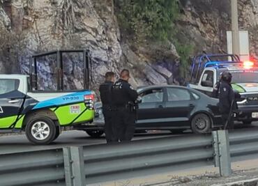 Hallan ponchallantas en Periférico Ecológico donde abandonaron auto con restos humanos