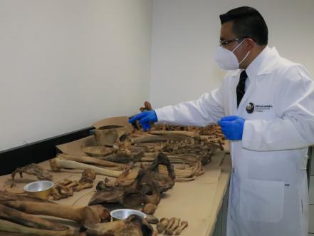 ​Julio César, el médico que ayuda a las personas después de la muerte