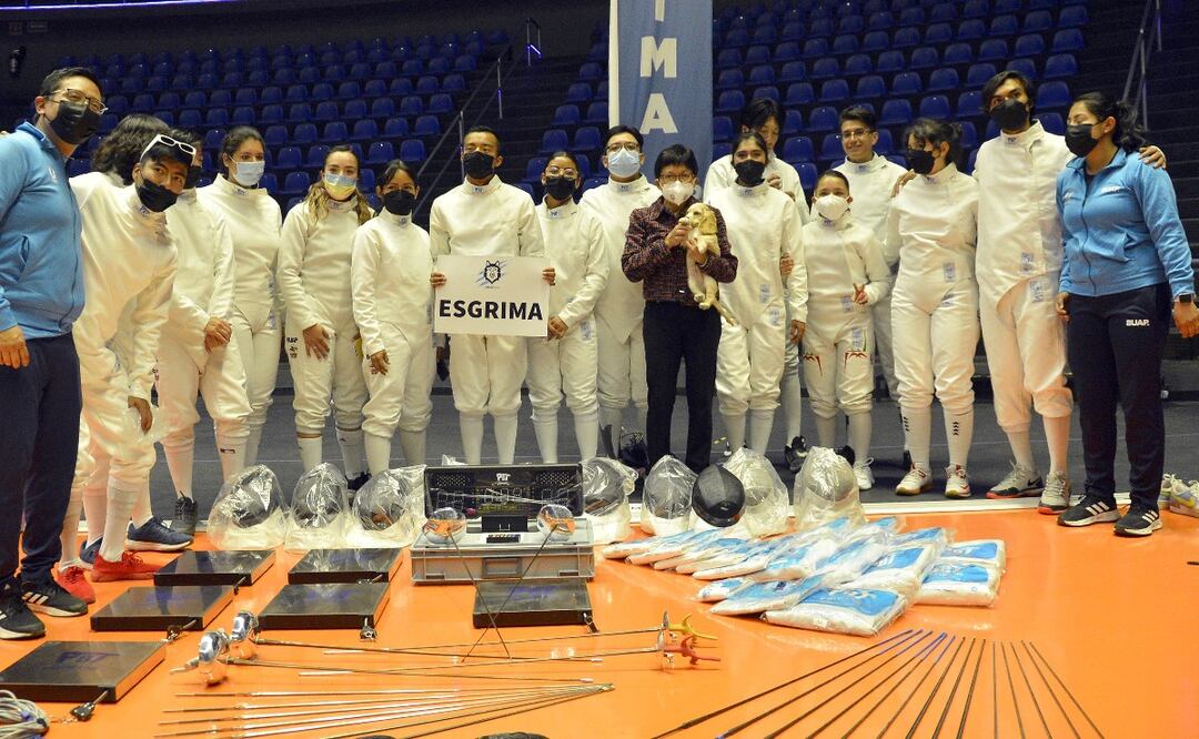 La rectora otorgó material y equipo deportivo | Foto: BUAP