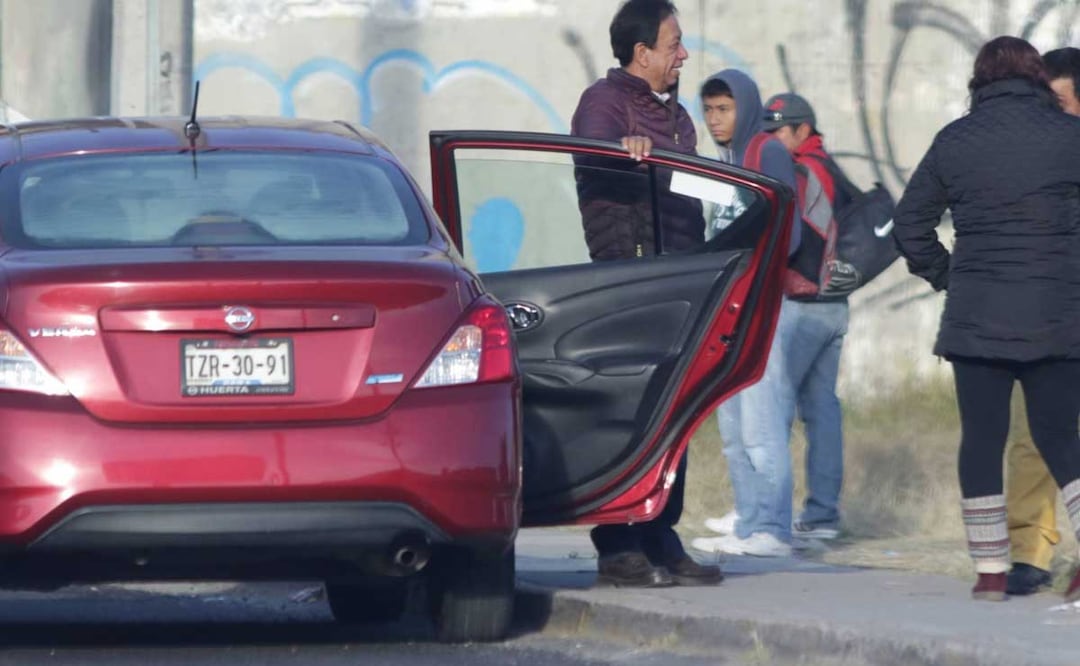 A lo largo del Periférico Ecológico hay paradas no autorizadas de taxis piratas | Foto: agencia Es Imagen para El Universal Puebla