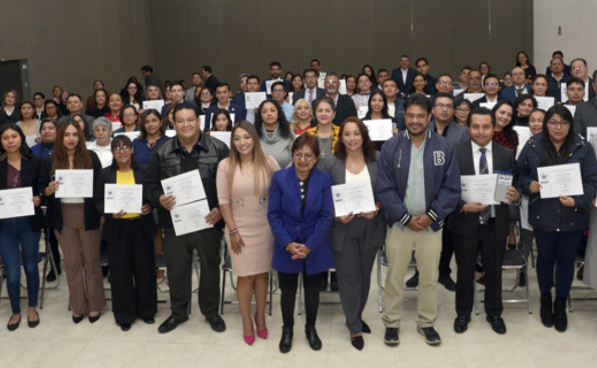 Entrega Rectora Lilia Cedillo constancias de capacitación a personal administrativo