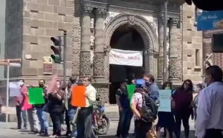 Protestan burócratas favorecidos por Claudia Rivera reclamando su base