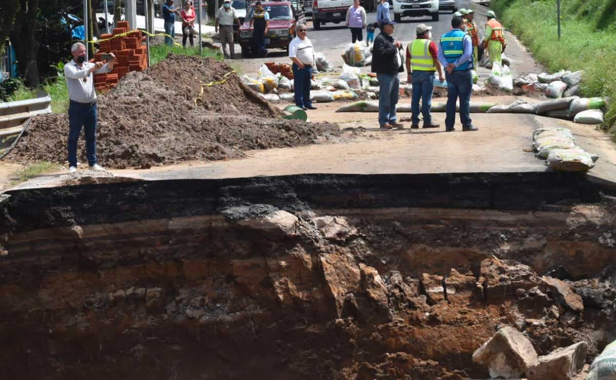 Socavón destruye la carretera federal a Tlatlauquitepec