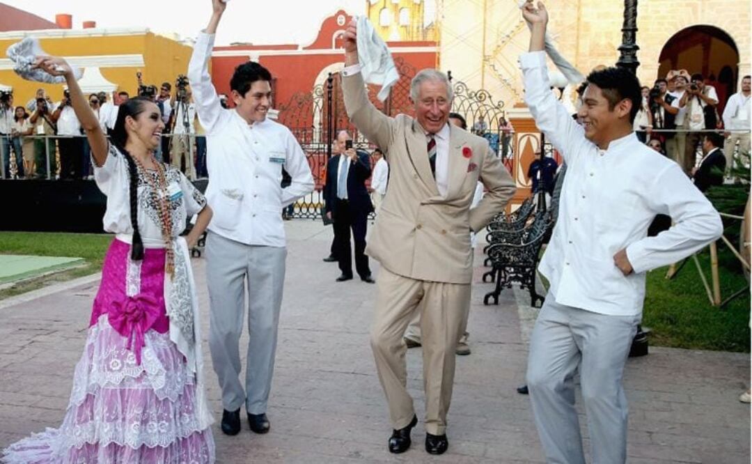 En 2002 el ahora Rey Carlos III de Inglaterra realizó una gira por México donde visitó Campeche y Puebla. | Foto: Twitter Abril | Historia y Realeza