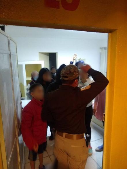Por sismo, 40 migrantes desalojan hotel y los descubre el INM