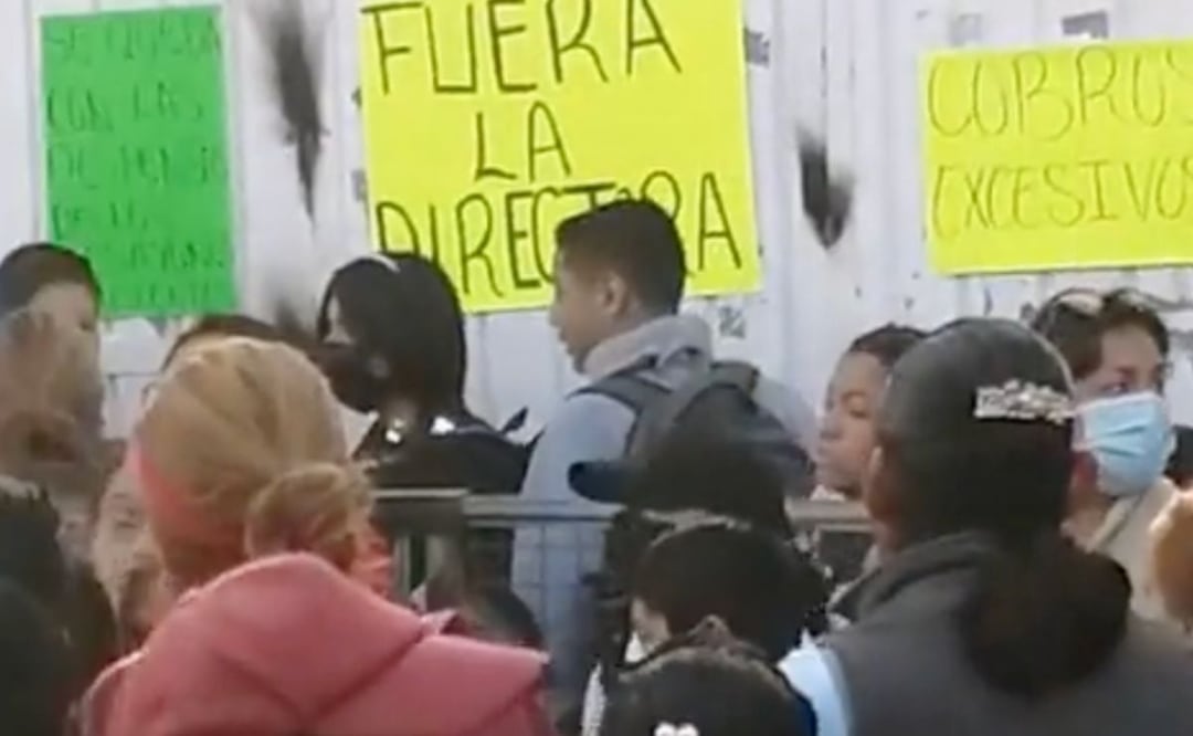 Padres de familia se manifestaron a las afueras de la Primaria Paz y Progreso e impidieron el acceso de los estudiantes. | Foto: Captura de pantalla