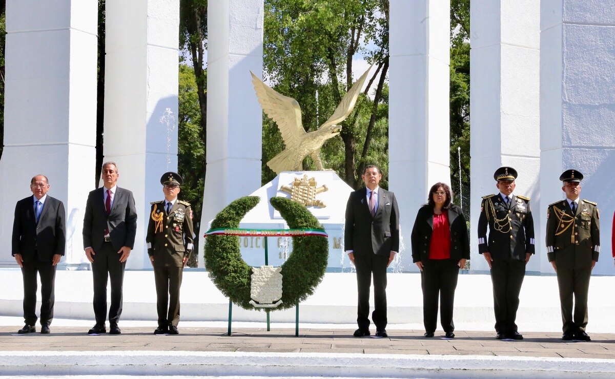Durante dicho acto cívico el comandante de la 25 Zona Militar, General de Brigada de Estado Mayor, Francisco Antonio Enríquez Rojas, encabezó el pase de lista | Foto: Gobierno del Estado