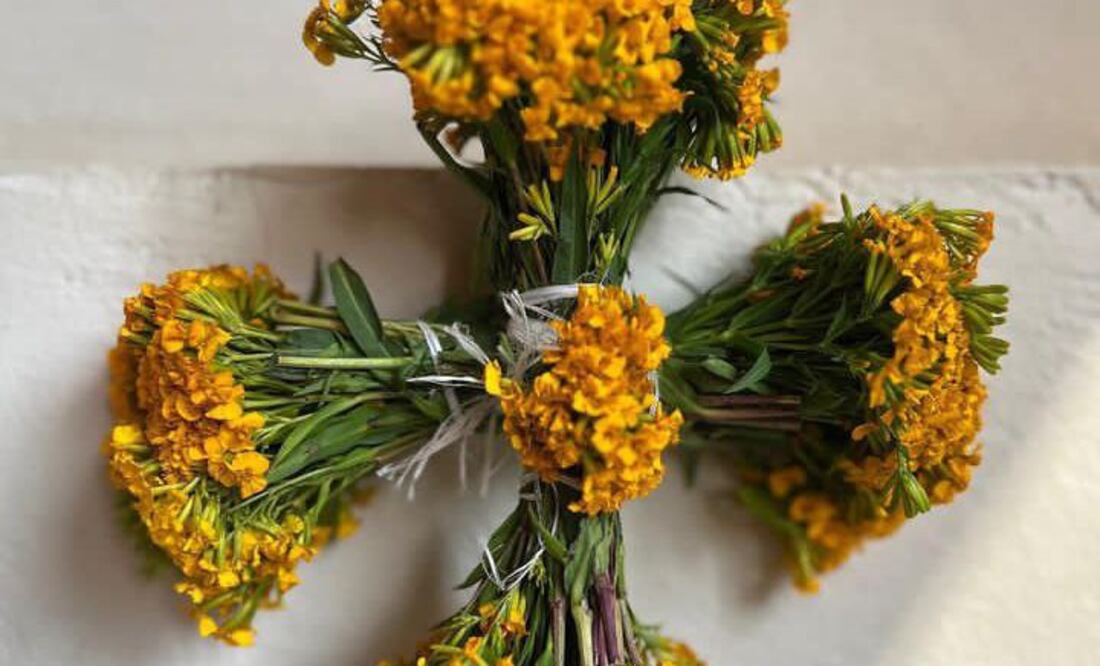 La cruz de flor de pericón es una costumbre muy arraigada en Atlixco | Foto: Instagram leahmariasuarez