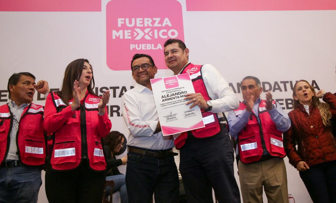 Alejandro Armenta recibió la constancia de la candidatura a la gubernatura por Fuerza por México Puebla | Foto: EsImagen