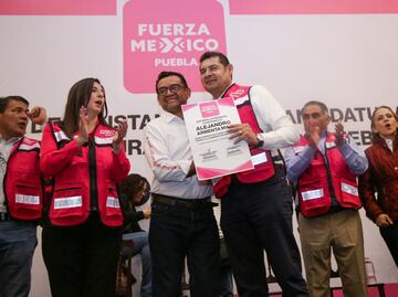 Armenta recibe de Fuerza X México constancia de candidatura a la gubernatura